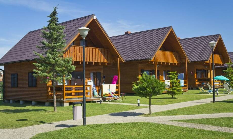 Komfortowy wypoczynek w drewnianych domkach z nowoczesnymi łazienkami