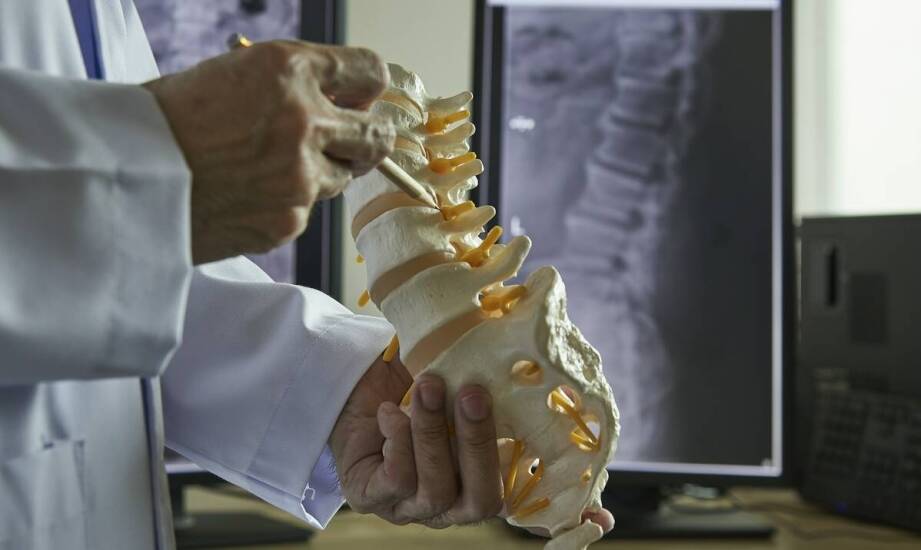 Jak ortopeda pomaga w leczeniu problemów z kręgosłupem? Metody diagnostyczne, terapeutyczne i wsparcie psychologiczne