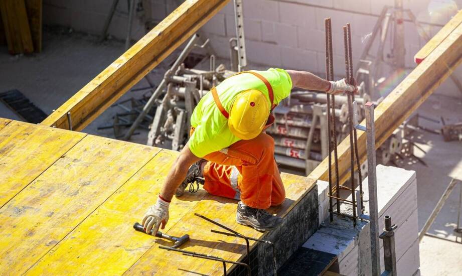 Jak przebiega proces przebudowy dachu w nowoczesnym budownictwie?