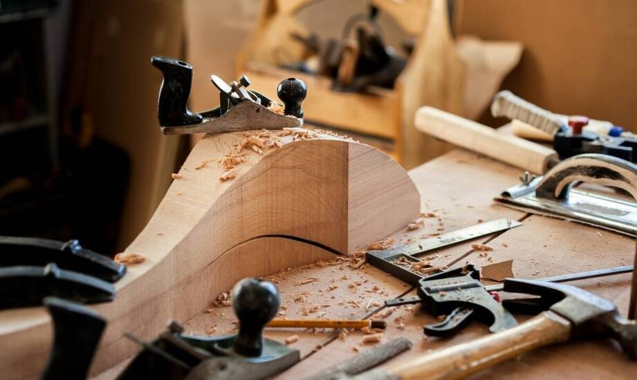 Kluczowe zalety pilarki stołowej dla małych firm produkcyjnych