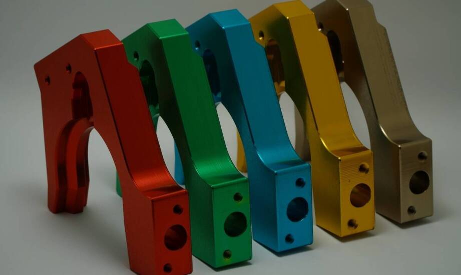 Zastosowanie anodowania aluminium na złoto w przemyśle elektrotechnicznym: kluczowe korzyści