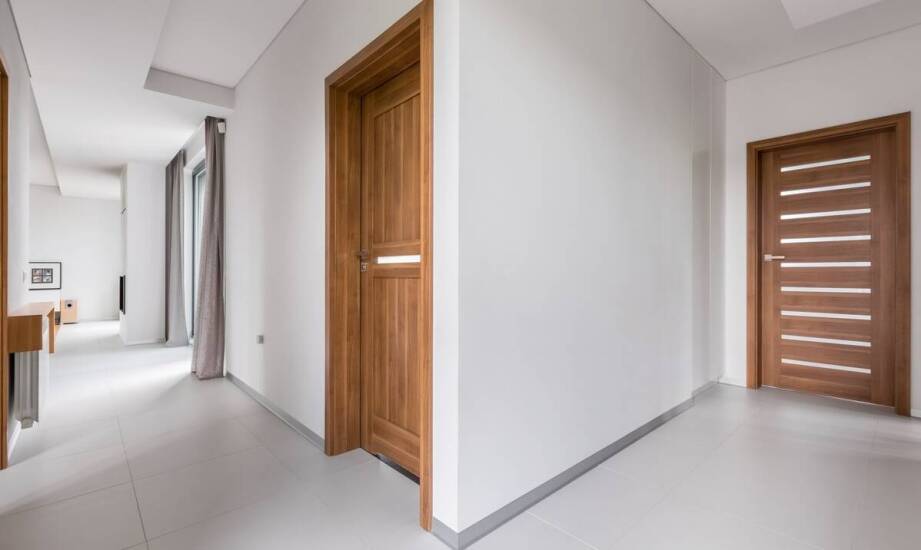 Drzwi wewnętrzne drewniane jako element podkreślający styl rustykalny