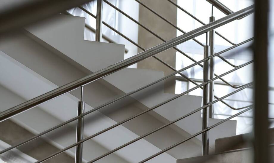 Zalety wyboru gotowych balustrad schodowych zewnętrznych od producenta