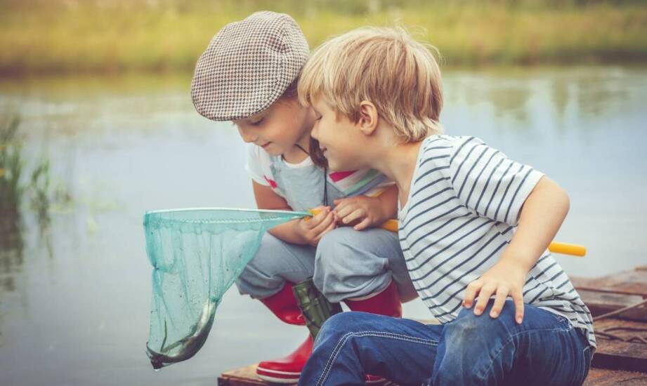 Czapka z daszkiem jako nieodłączny element wakacyjnych przygód chłopców