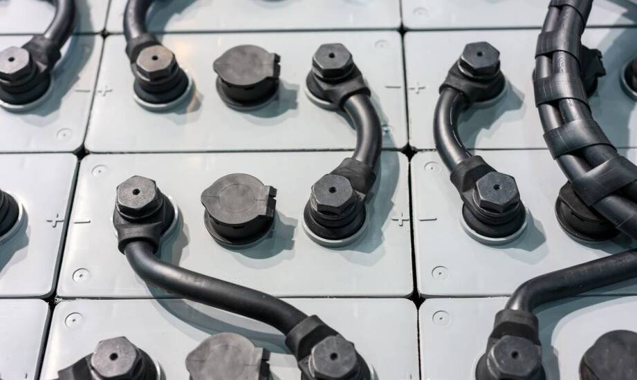 Jak akumulatory trakcyjne, w tym akumulator 90, wspierają rozwój technologii odnawialnych?