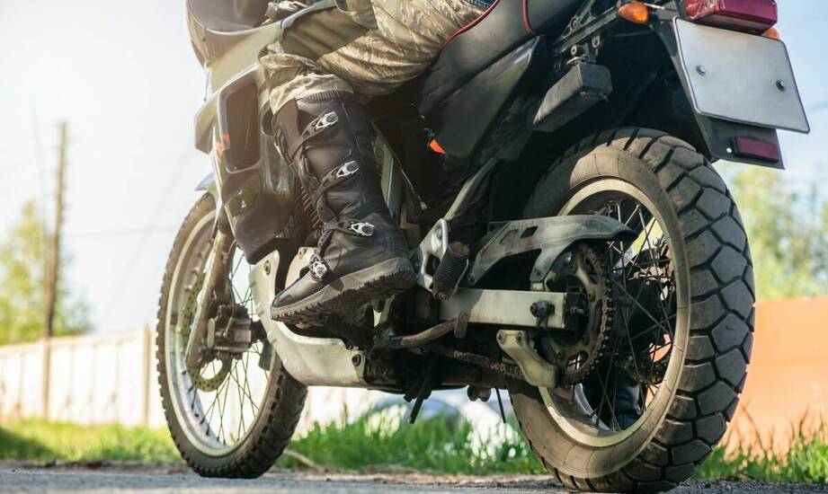 Jakie czynniki wpływają na wybór odpowiednich opon do crossa dla początkujących?