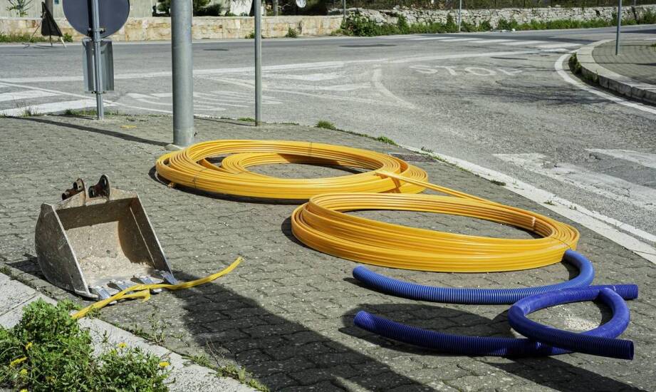 Budowa infrastruktury światłowodowej przez operatora net – co to oznacza dla klientów?