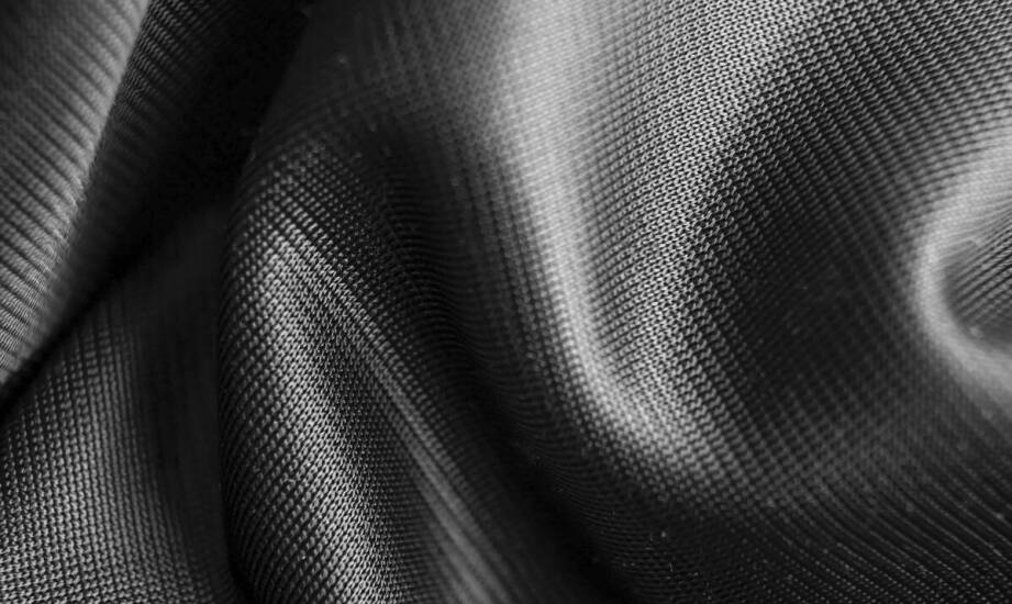 Jak agrotkanina czarna wpływa na zmniejszenie użycia pestycydów?