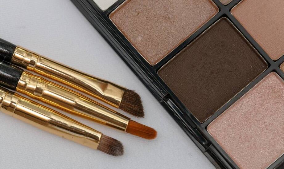 Przewodnik po różnych typach eyelinerów do oczu: żelowe, płynne, w pisaku