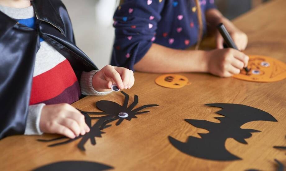 Unikalne pomysły na dekoracje ścian podczas przyjęcia halloweenowego