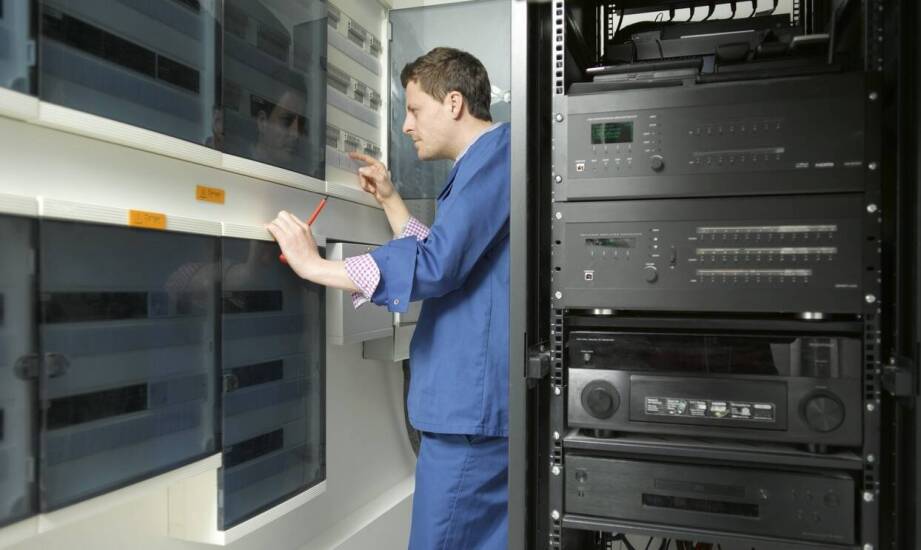 Instalacja telewizji hotelowej – co warto wiedzieć o współpracy z dostawcami sprzętu