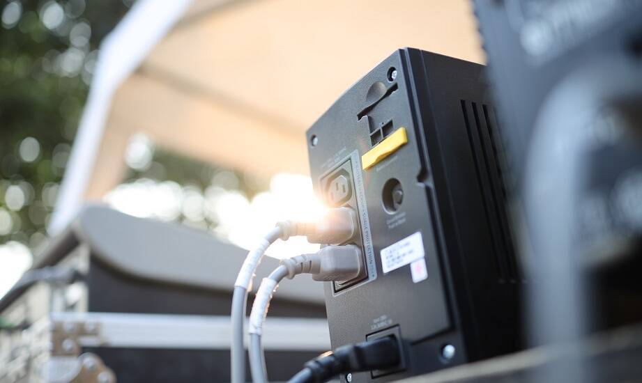 Technologiczne innowacje w produkcji zasilaczy UPS – co nowego na rynku?