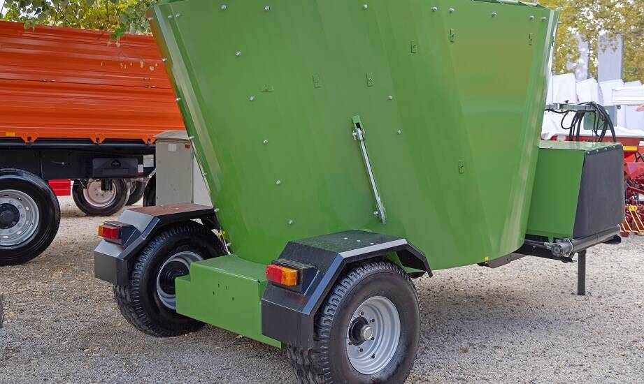 Nowoczesne wozy paszowe: jak wpływają na efektywność żywienia zwierząt?