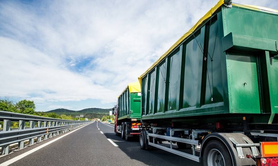 Kluczowe zalety przyczep skorupowych w transporcie materiałów sypkich