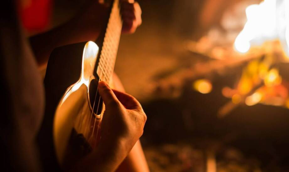 Wieczory przy ognisku – jak zorganizować niezapomniany czas?