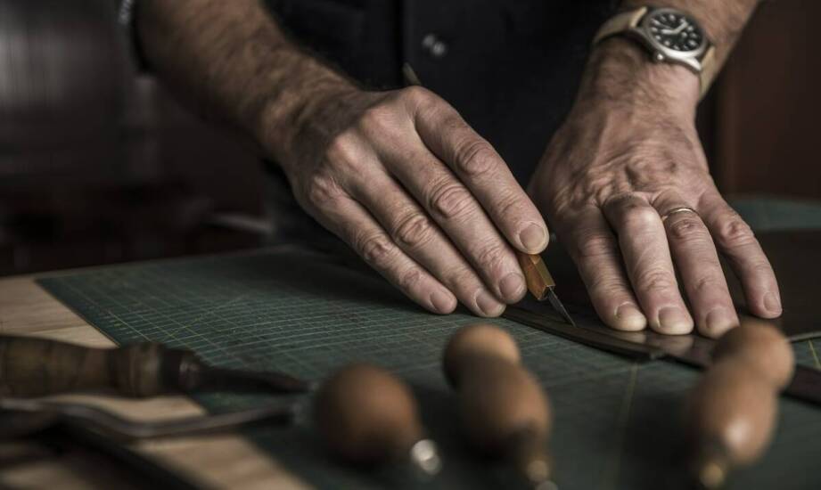 Proces tworzenia tablic pamiątkowych – jak wybrać najlepsze ujęcia?