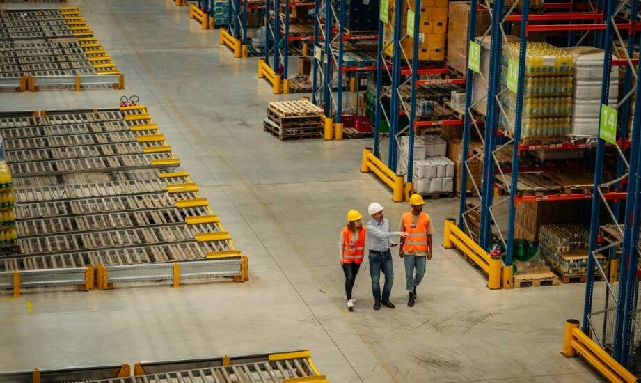 Składanie regałów magazynowych jako element strategicznego planowania przestrzeni