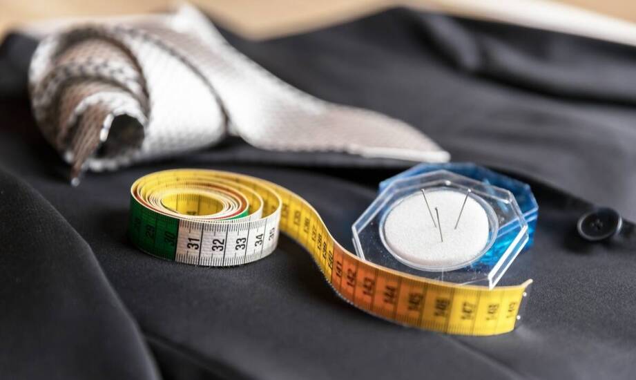 Kluczowe aspekty wyboru tkanin do garnituru ślubnego szytego na miarę