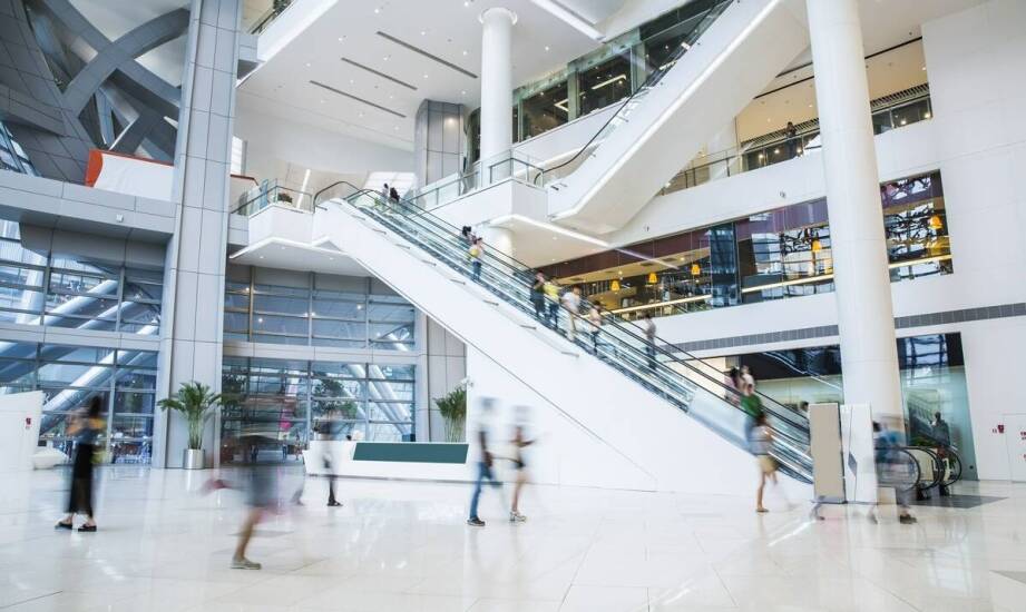 Jakie korzyści przynosi obecność sztuki w galerii handlowej dla klientów?