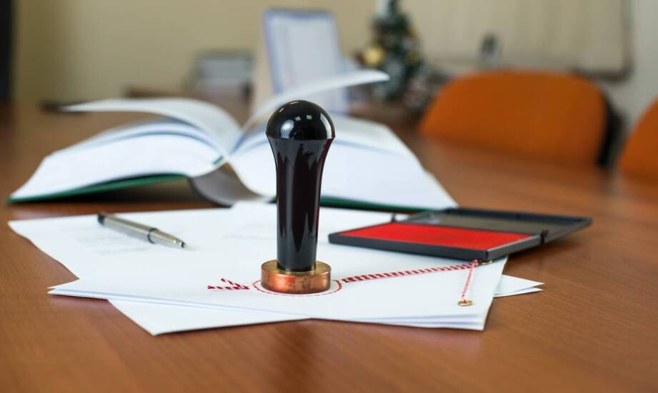 Jakie aspekty prawne uwzględniają poświadczenia rodzajowe w umowach?