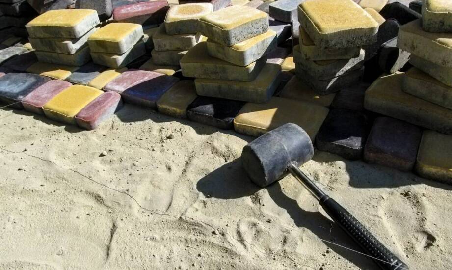 Proces układania kostki brukowej jak drewno – co warto wiedzieć przed rozpoczęciem prac?