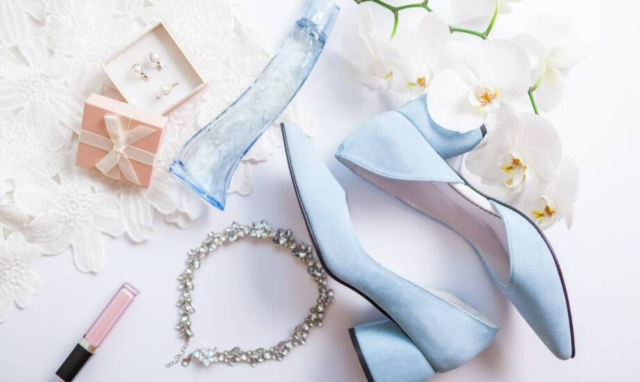 Czarny pasek do spodni – propozycje na stylizacje ze srebrnymi dodatkami