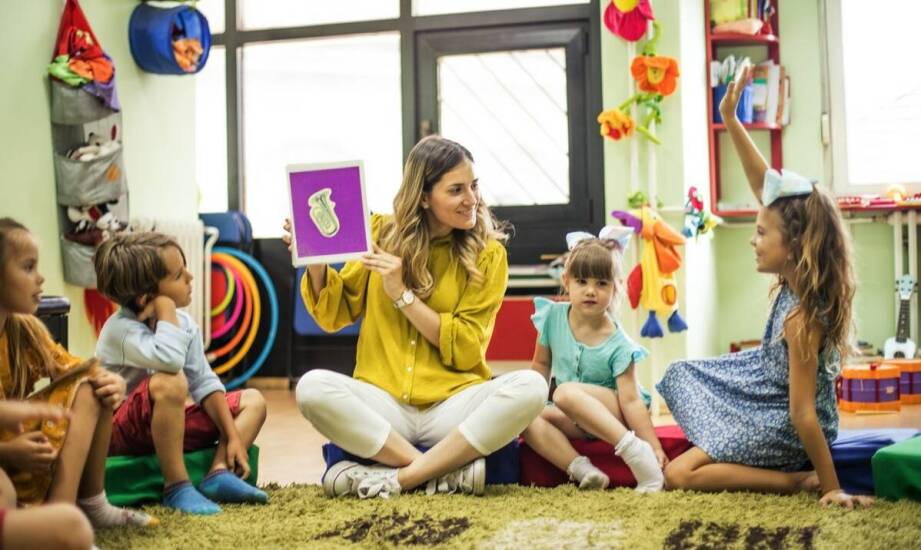 Jakie korzyści płyną z układania memorek w grupie rówieśniczej?