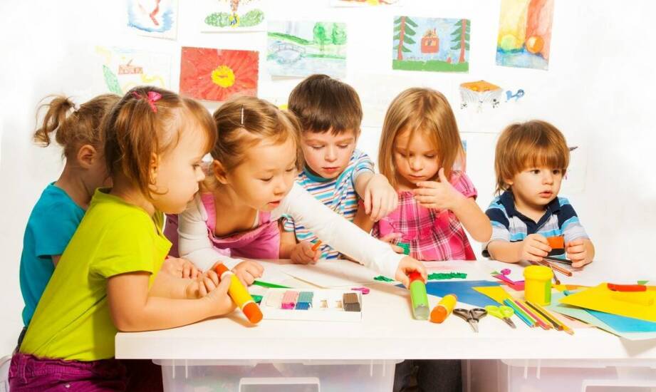 Jakie są kluczowe elementy programu dwujęzycznego w prywatnym żłobku?