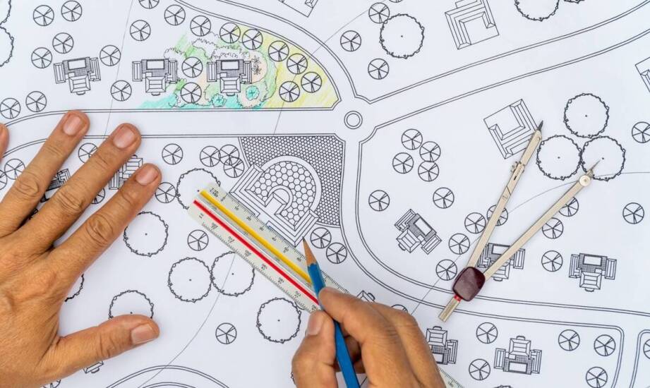 Jakie są korzyści z zatrudnienia rzeczoznawcy budowlanego do wyceny działek inwestycyjnych?