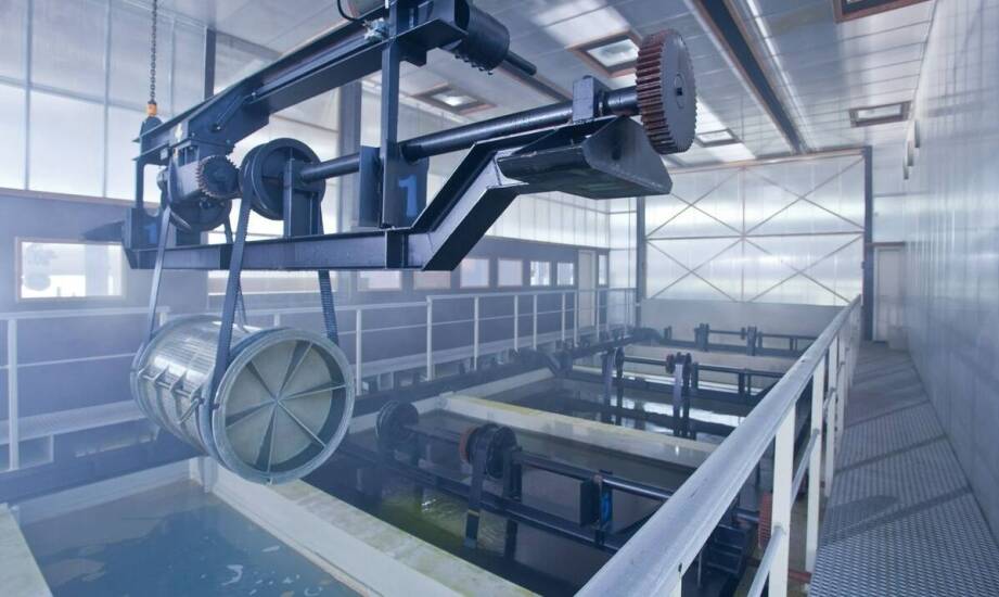 Porównanie metod niklowania – elektrolityczne kontra chemiczne