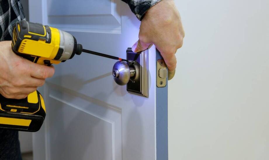 Dlaczego warto wybrać naszą firmę do awaryjnego otwierania drzwi?