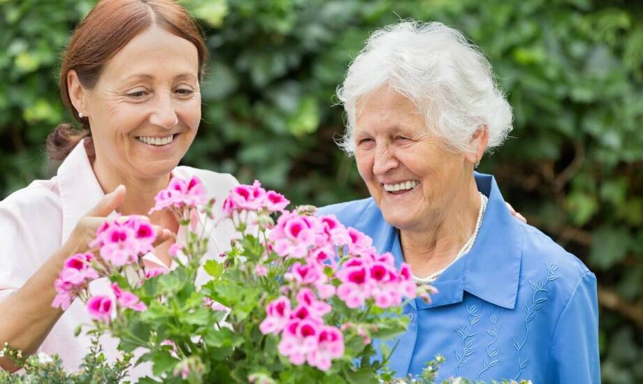 Jak opiekunka do osoby starszej wspiera aktywność fizyczną i umysłową seniorów?