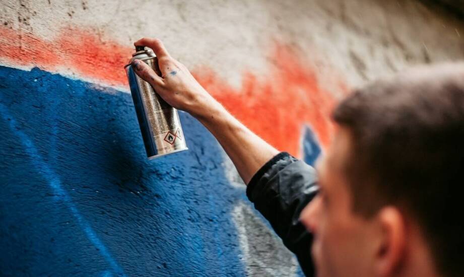 Usuwanie graffiti a estetyka przestrzeni miejskiej – jak SodaBlast może pomóc?