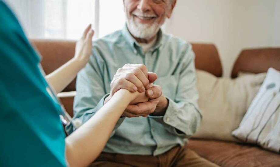 Jak usługi opieki nad starszymi osobami wpływają na bezpieczeństwo w domu?