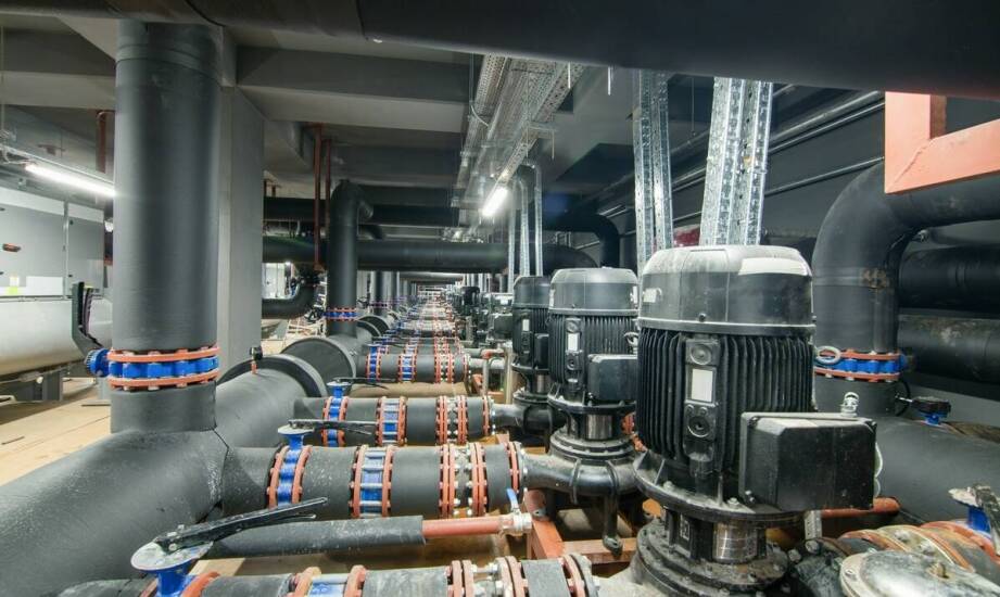 Jakie innowacyjne technologie są stosowane w klubie z basenem w Warszawie?