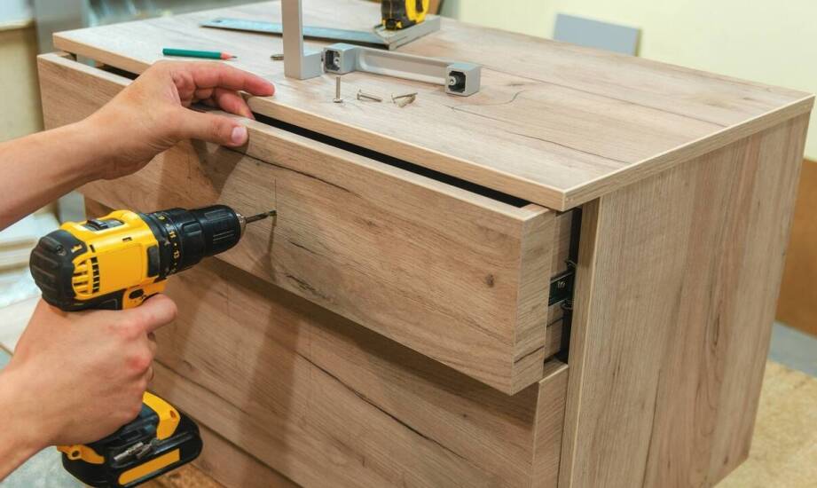 Dlaczego warto korzystać z instrukcji przy składaniu mebli?