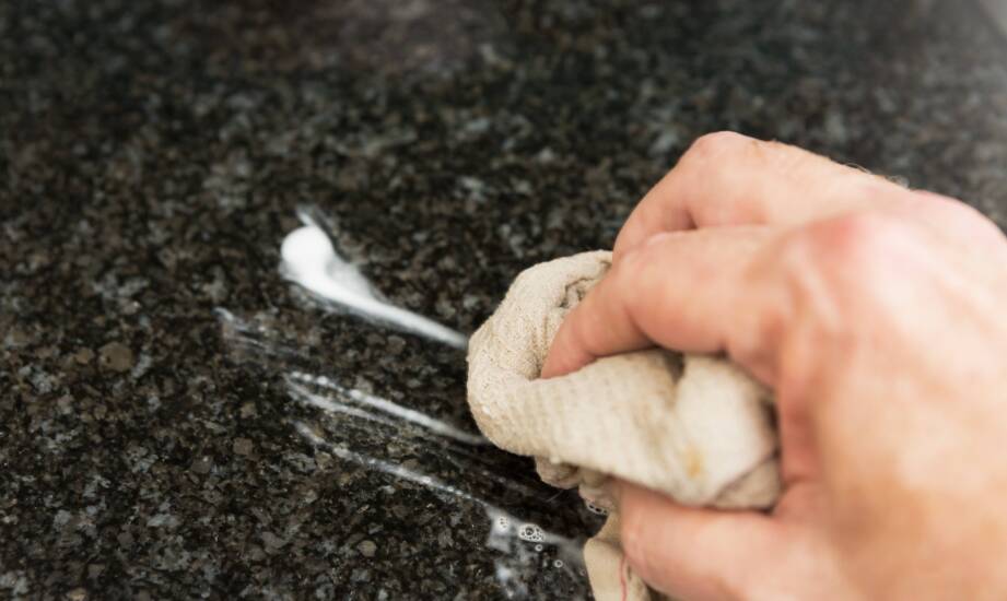 Zalety stosowania pasty do usuwania kamienia w miejscach publicznych