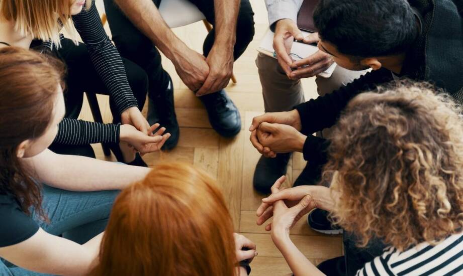 Psychoterapia grupowa w kontekście leczenia uzależnień – jakie przynosi korzyści?