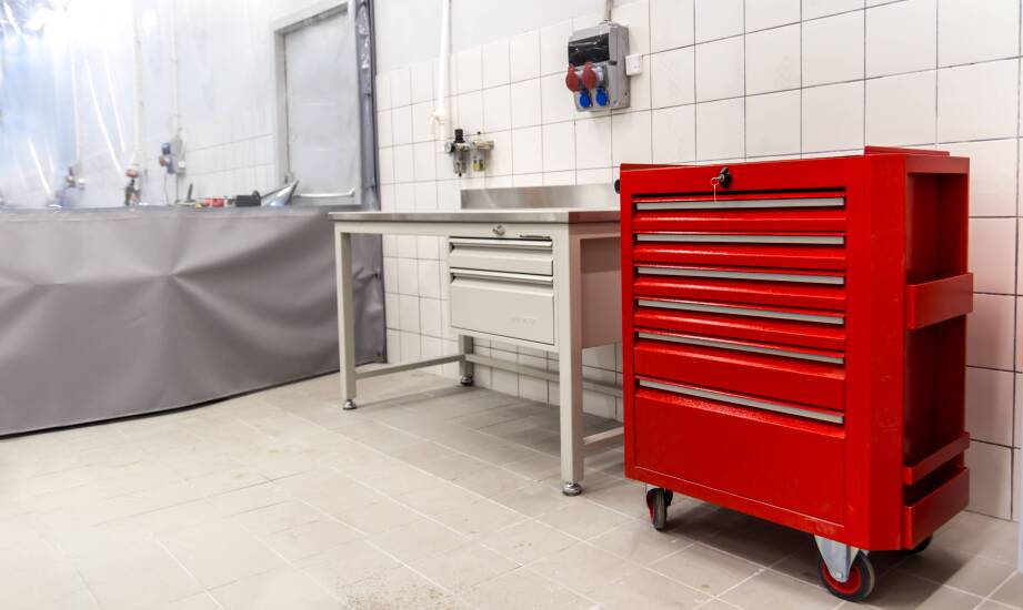 Szafa ognioodporna – dlaczego jest niezbędna w przemyśle chemicznym?