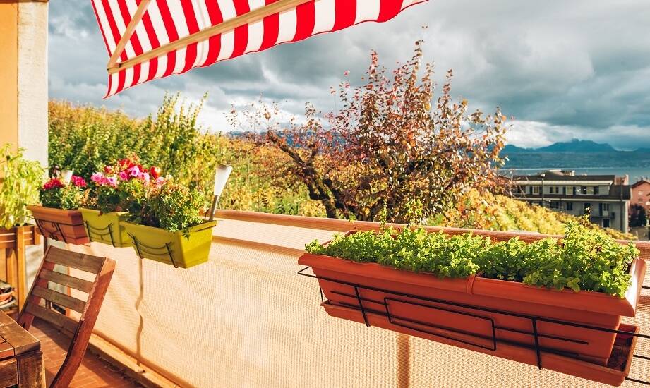 Czym kierować się przy wyborze skrzynki balkonowej wiszącej do nowoczesnego wnętrza?