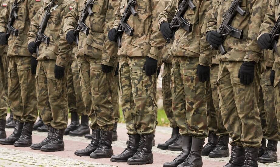 Jak dodatki i akcesoria mogą wzbogacić pełen zestaw umundurowania wojskowego?