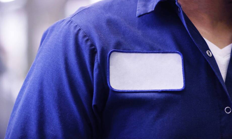 Jak naszywki na zamówienie mogą wpłynąć na odbiór odzieży roboczej?