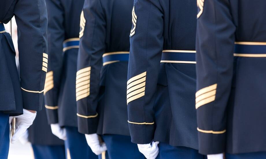 Wpływ nowoczesnych technologii na jakość mundurów wyjściowych