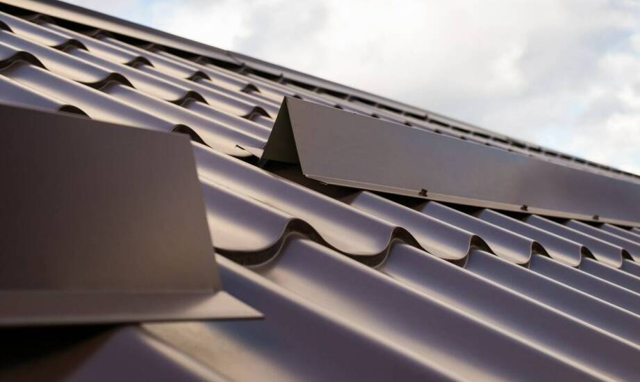 Jakie są zalety stosowania blachy trapezowej w obróbce dachów?