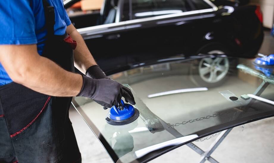 Jak bezgotówkowa wymiana auto szyb z ubezpieczenia wpływa na oszczędność czasu?