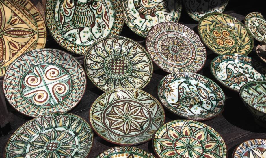 Which patterns dominate on stoneware breakfast plates