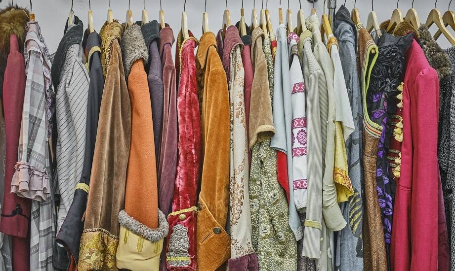 Kostiumy filmowe a autentyczność historyczna: jak zachować równowagę?