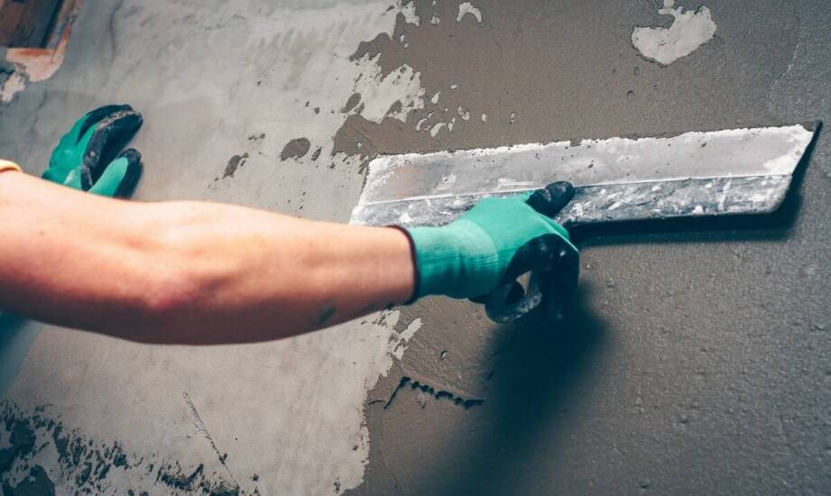 Zaprawy naprawcze jako kluczowy element renowacji nawierzchni przemysłowych