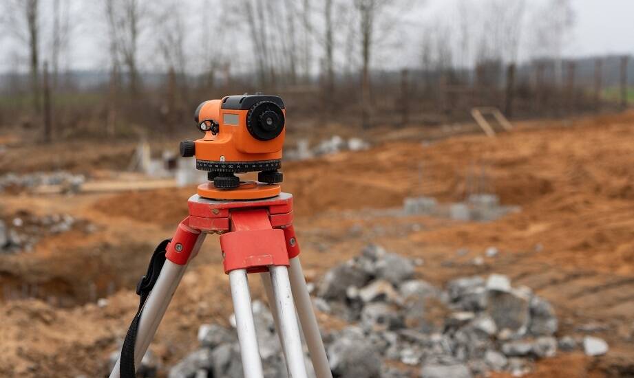 Porównanie niwelatorów optycznych i laserowych – co warto wiedzieć?