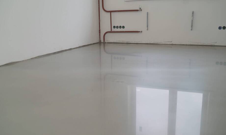 Wpływ renowacji posadzek na wydajność i bezpieczeństwo w zakładach produkcyjnych